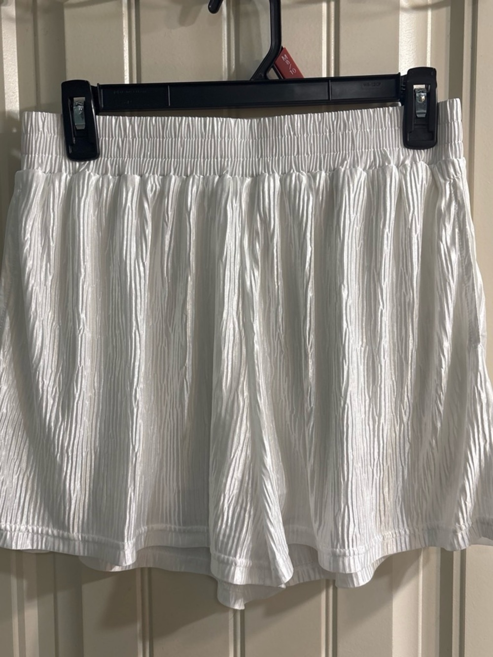 White Women’s Elastic-Waist Textured Shorts